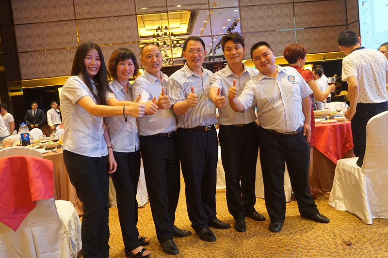 漆強(qiáng)化工網(wǎng)絡(luò)團(tuán)隊(duì)與CCTV-2 央視財(cái)經(jīng)評(píng)論員、單仁資訊集團(tuán)董事長(zhǎng)單仁合影(右三)