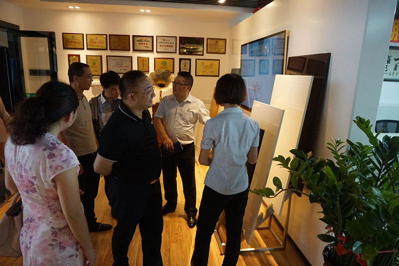 家居產(chǎn)業(yè)鏈執(zhí)行會長李江先生一行人蒞臨漆強(qiáng)化工參觀指導(dǎo)