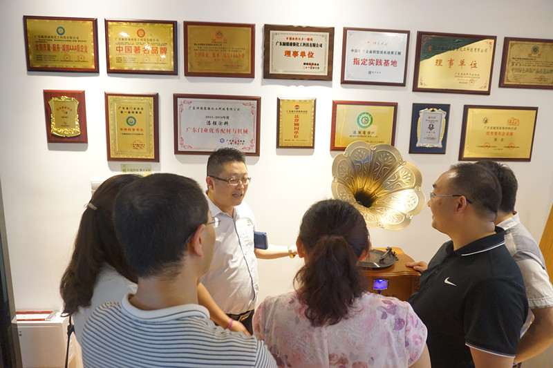 漆強(qiáng)化工展廳榮譽(yù)墻