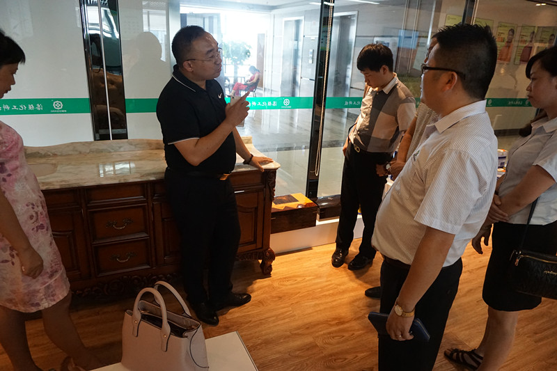 李江會長對漆強(qiáng)化工的企業(yè)文化、產(chǎn)品品質(zhì)確認(rèn)